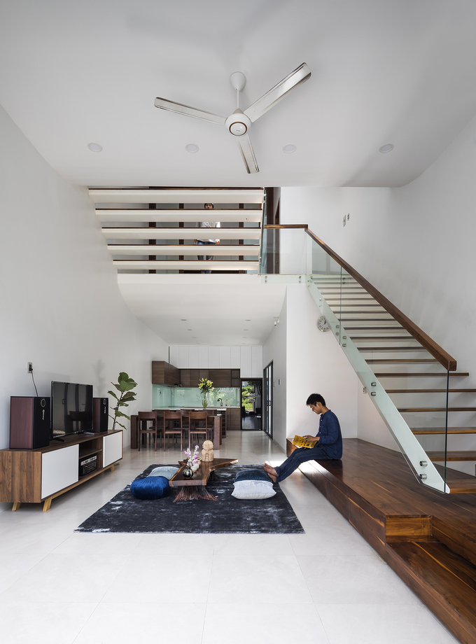 Chiếc cầu thang 'níu chân' khách trong ngôi nhà Sài Gòn
