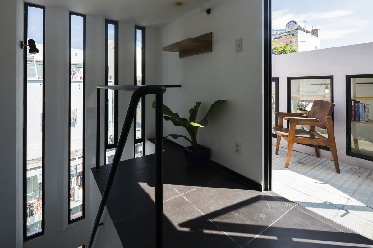 Loạt khe cửa mang ánh sáng vào ngôi nhà Sài Gòn 18m2