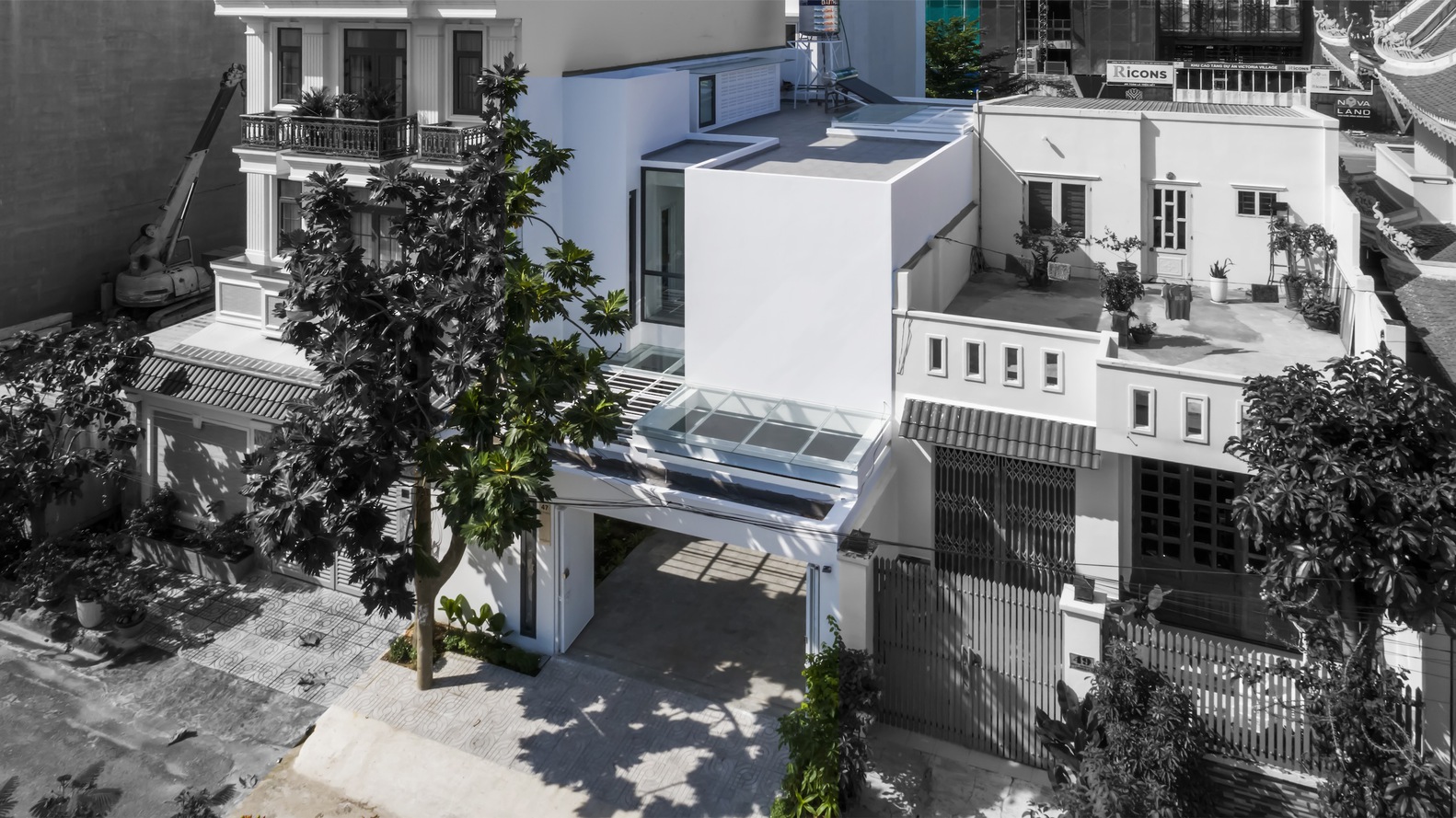 Mẫu Nhà Phố Hiện Đại 2 Tầng Tận Dụng Ánh Sáng Tự Nhiên 2025