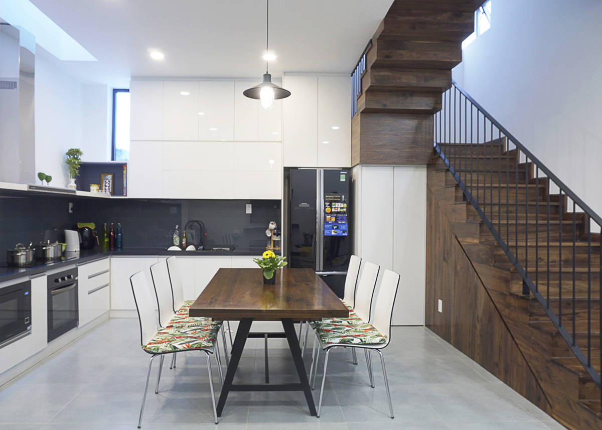 Nhà hẻm nhỏ Sài Gòn cắt 1/3 diện tích làm giếng trời