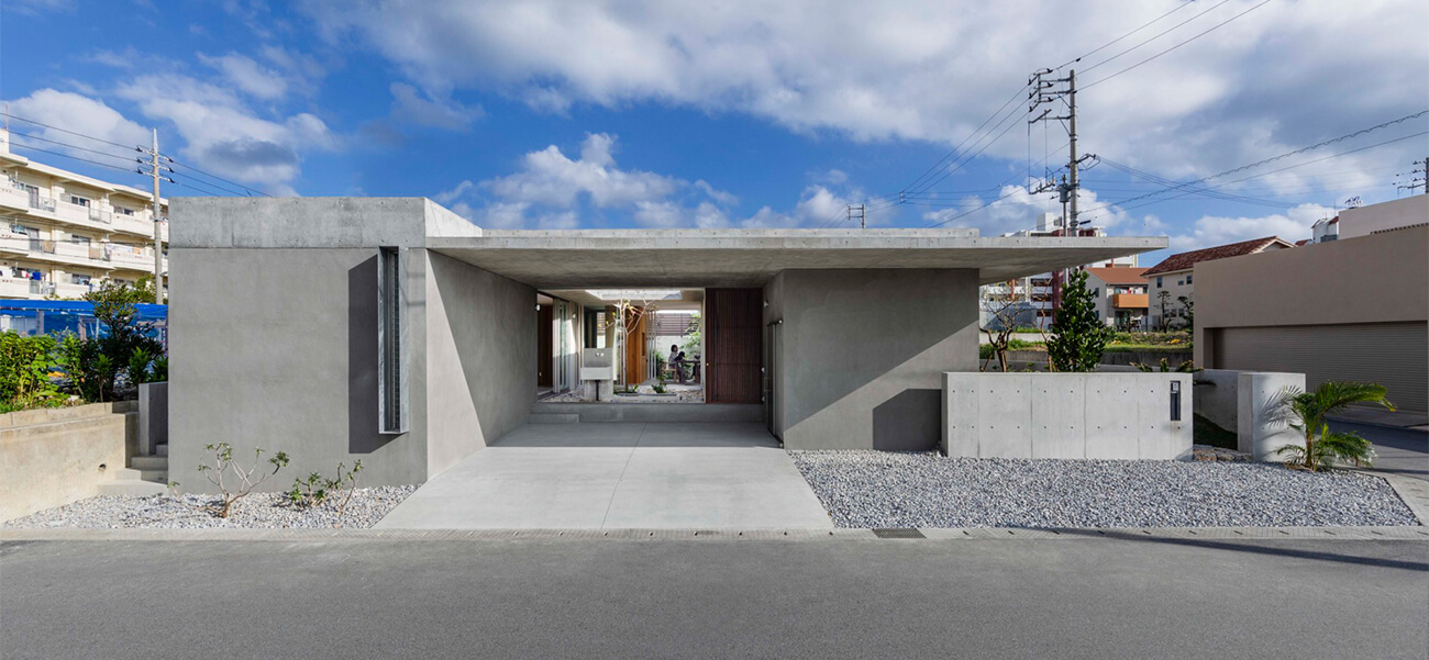 Biệt thự 1 tầng với thiết kế sân vườn và lớp vỏ bê tông vững chãi để chống lại thời tiết xấu