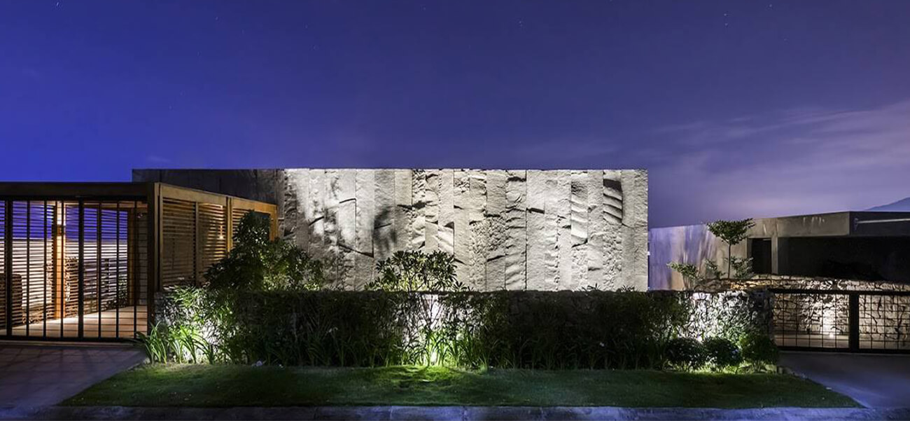 Biệt thự 2 tầng bằng đá độc đáo ở Nha Trang có ban công ẩn hiện tùy thích