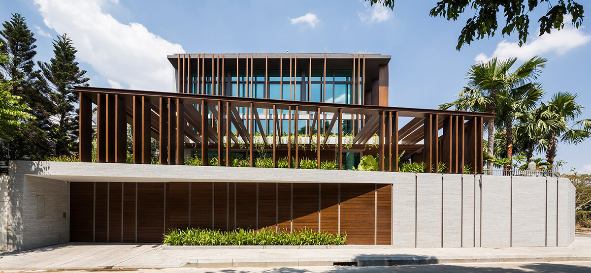 Biệt thự 2 tầng đẹp như resort có hàng trăm cửa chớp gỗ tại Thảo Điền