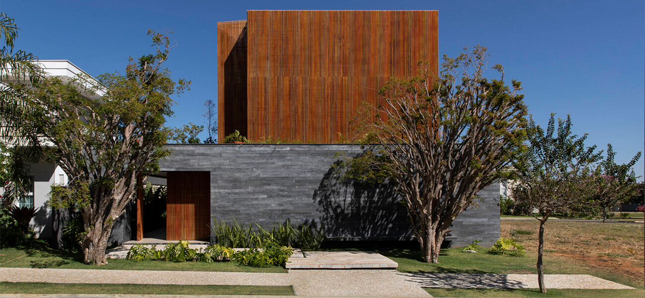 Biệt thự 2 tầng hiện đại quây kín bên ngoài, bên trong đề cao sự vuông vắn và vừa vặn