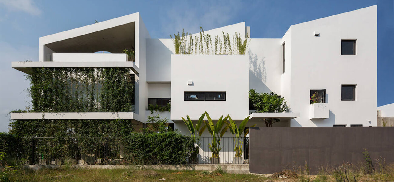 Biệt thự 3 tầng vẫn thoáng mát nhờ áp dụng giải pháp rèm cây xanh