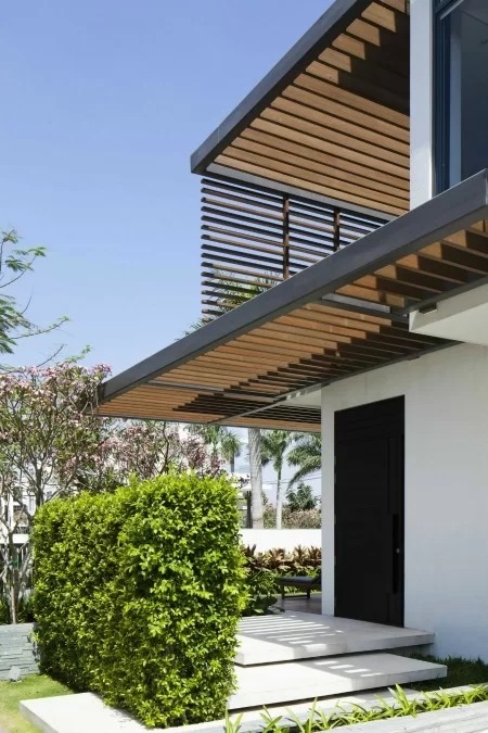 Biệt thự giữa vườn hoa sứ