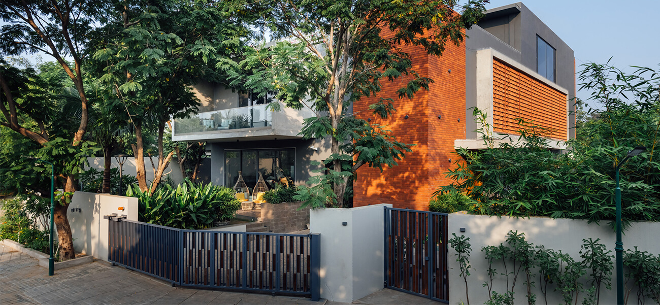 Biệt thự hiện đại 3 tầng với 2 vườn xanh là ốc đảo yên ấm, rợp bóng cây