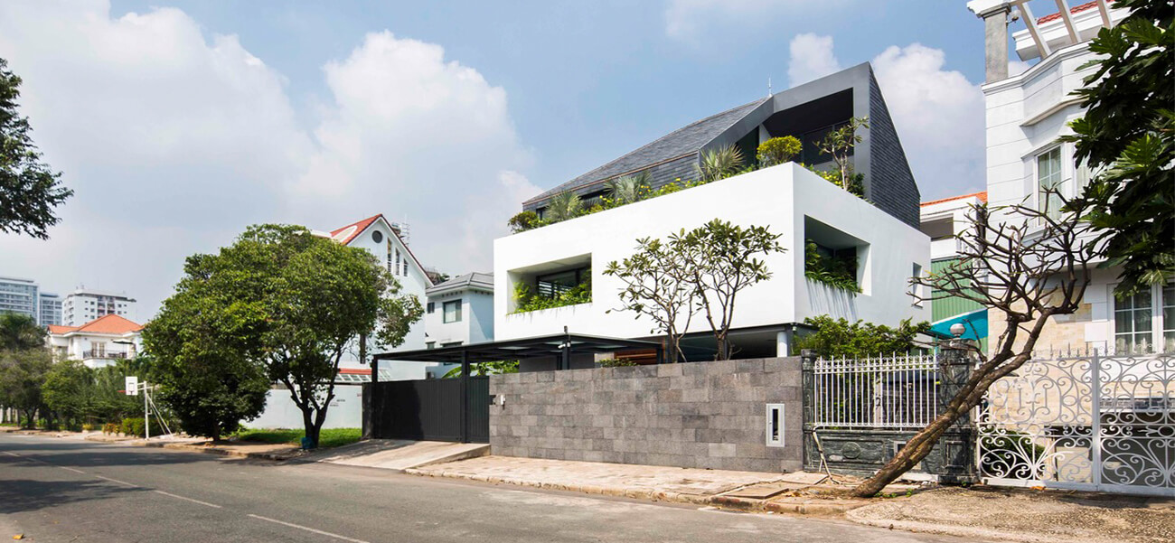 Biệt thự nhà vườn 3 tầng như một khối lập phương mọc cây ở Sài Gòn