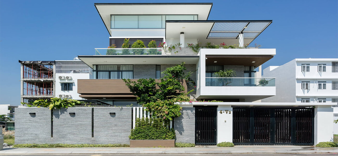 Cả thiên nhiên xanh mát thu trọn trong căn biệt thự 3 tầng với những khoảng sân vườn bao quanh