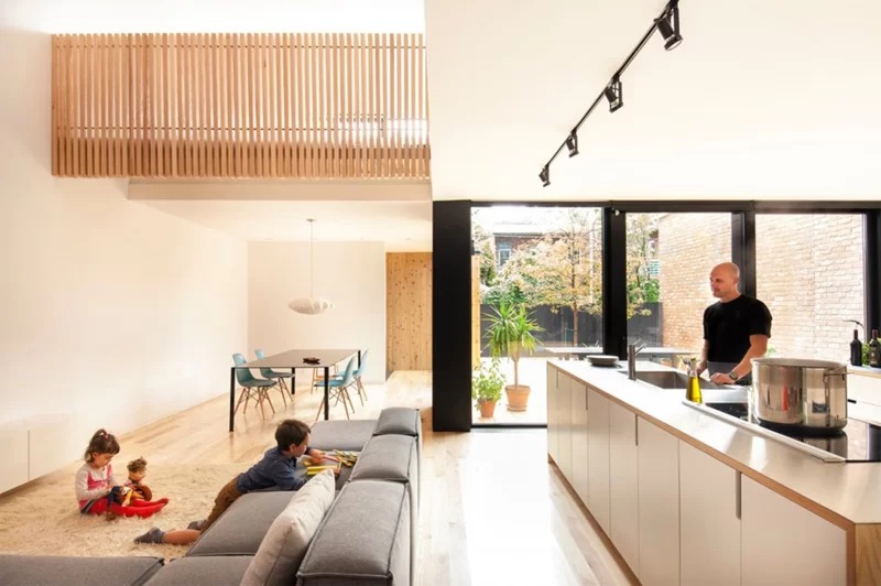 Cải tạo nhà cũ nát thành không gian tràn ánh sáng