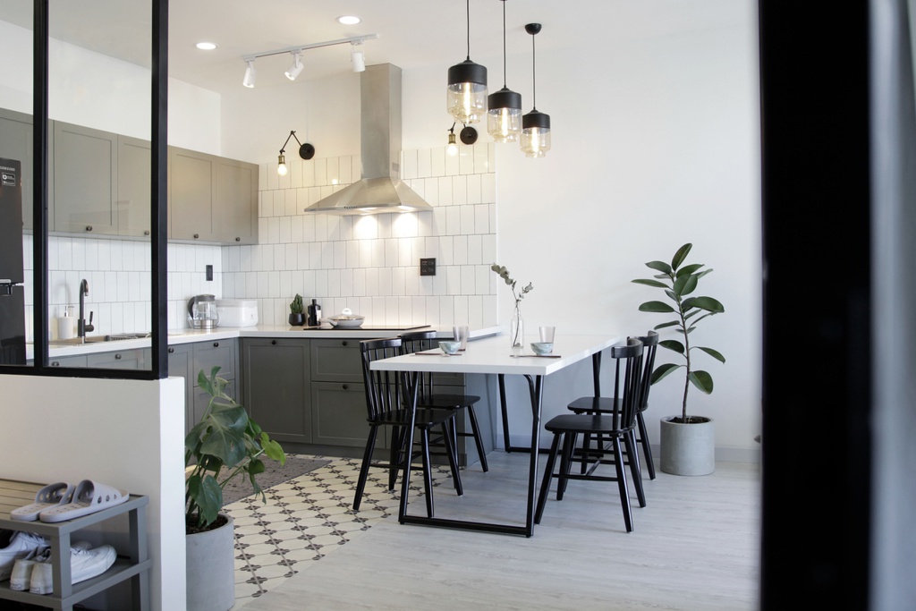 Căn hộ tối giản có điểm nhấn là những bức tường kính & giá nhân công xây dựng