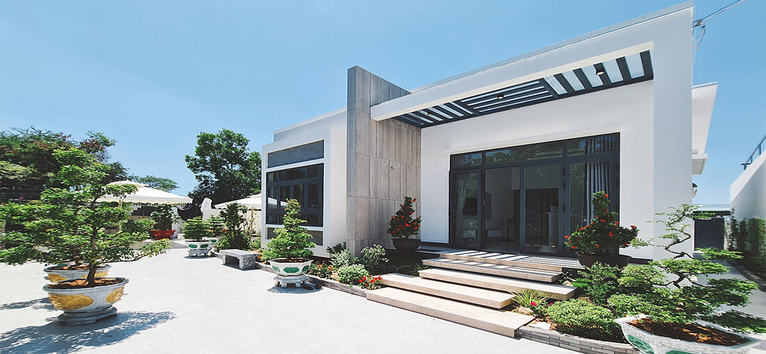 Cặp vợ chồng làm kinh doanh xây nhà biệt thự ở ngoại ô để tận hưởng không gian yên bình