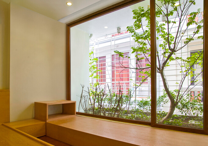 Chủ nhà tại Hà Nội cải tạo nhà đục thủng ban công cho cây xuyên qua