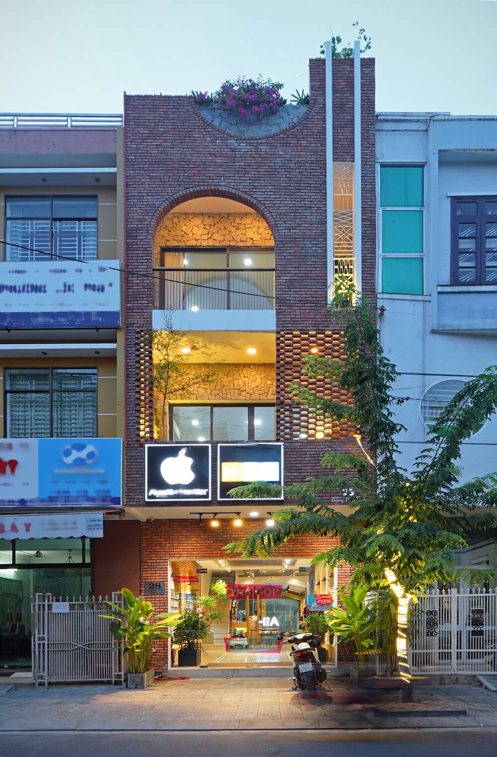 Nhà ống sáng và thoáng nhờ 4 cầu thang