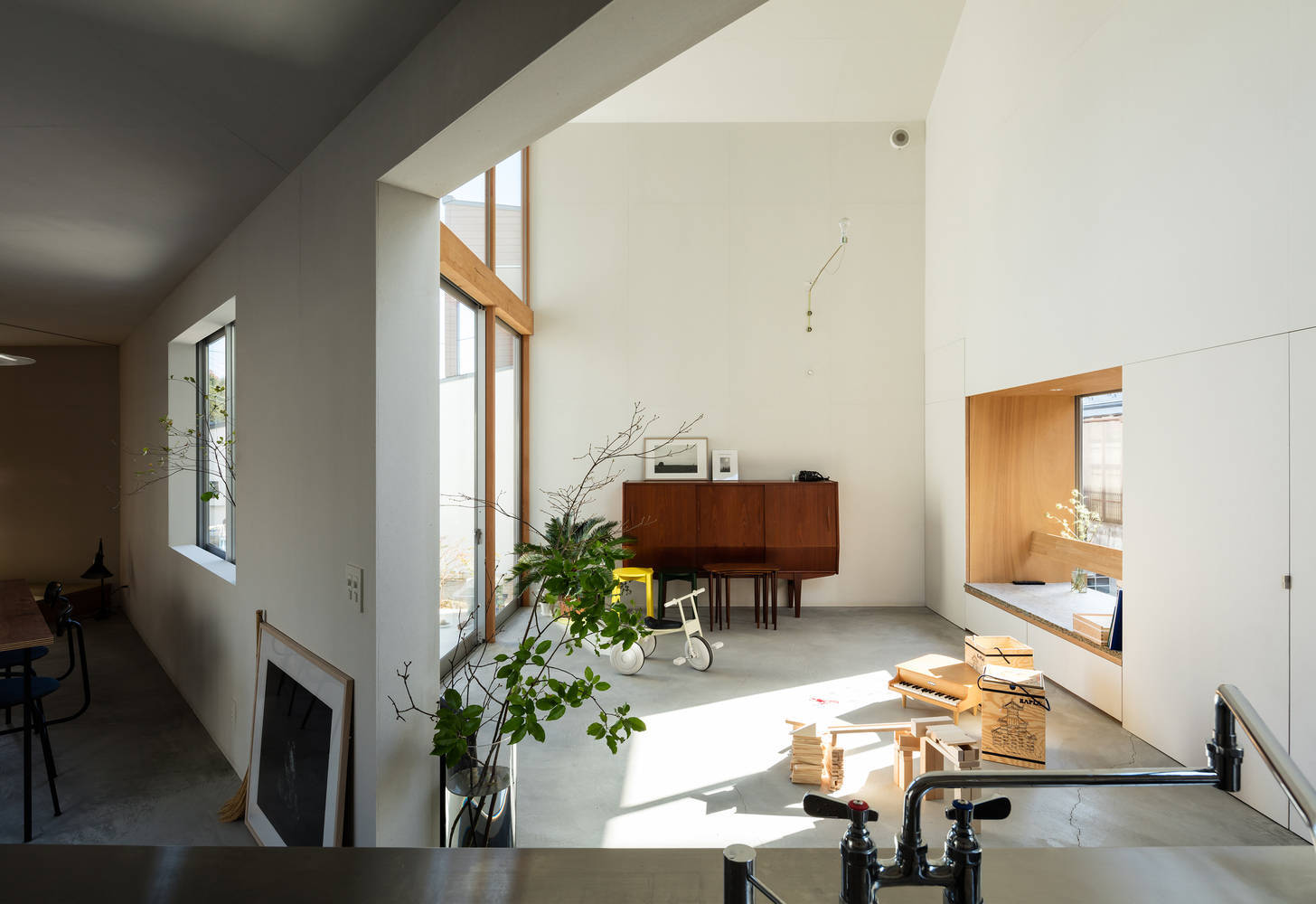 Đất vuông vắn, nhưng gia chủ Nhật xây mọi phòng đều méo