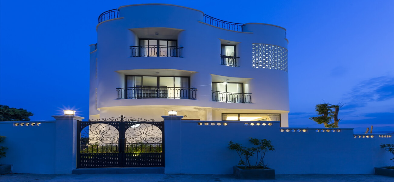 Gia đình ở Nha Trang xây biệt thự “lưng tựa núi, mặt hướng biển” tuyệt đẹp