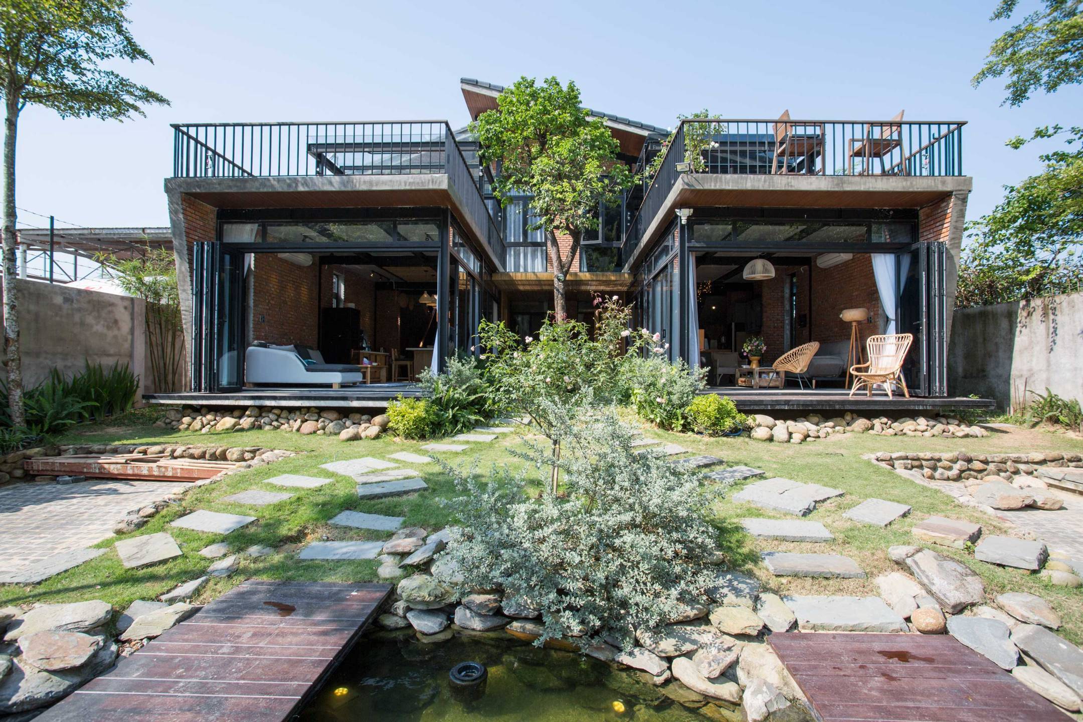 Hai người bạn thân 'chập' đôi nhà thành một