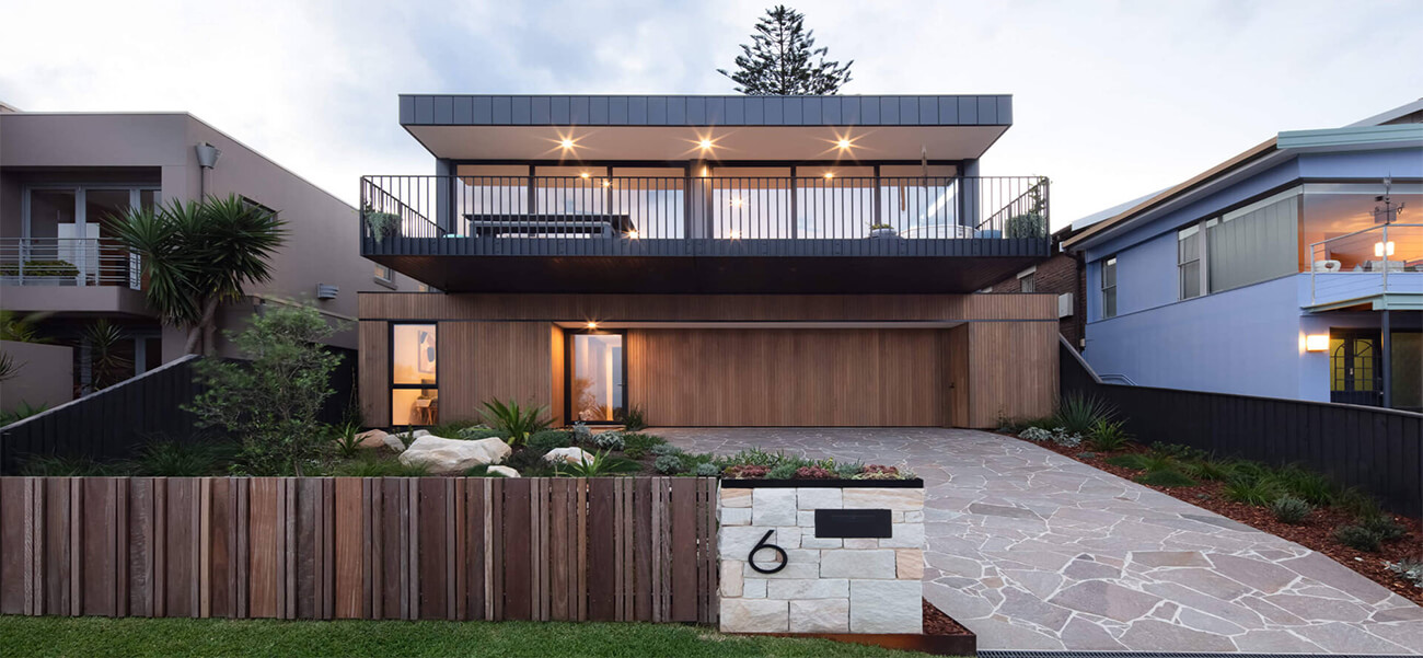 Mặt tiền nhà đẹp hướng biển, thiết kế vườn mở và có hẳn gara ô tô rộng rãi