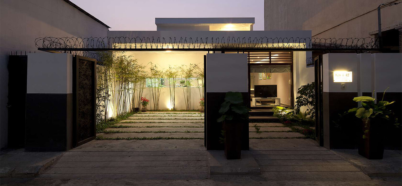 Mẫu biệt thự 2 tầng đẹp với thiết kế vườn cây trong phòng khách