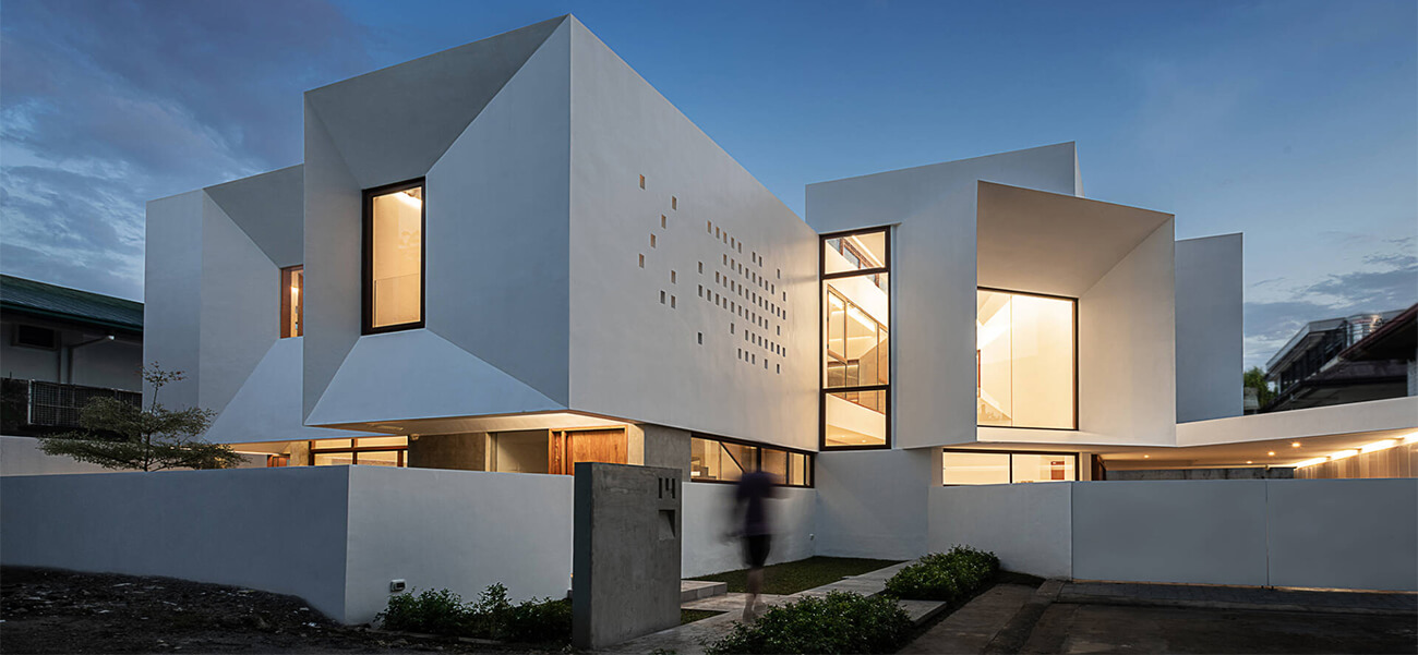 Mẫu biệt thự đẹp chữ L sáng thoáng nhờ tận dụng không gian để thiết kế 16 cửa sổ xuyên suốt 2 tầng