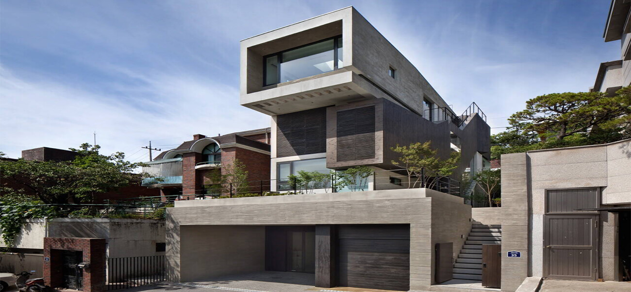 Mẫu mặt tiền nhà đẹp dạng khối độc đáo, nổi bật bởi chiều cao “khủng” giữa lòng thủ đô