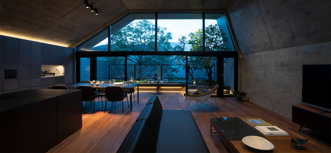 Mẫu nhà phố đẹp 332m2 được KTS gọi vui là lớp vỏ bê tông ẩn giấu những lỗ đầy ắp cây xanh