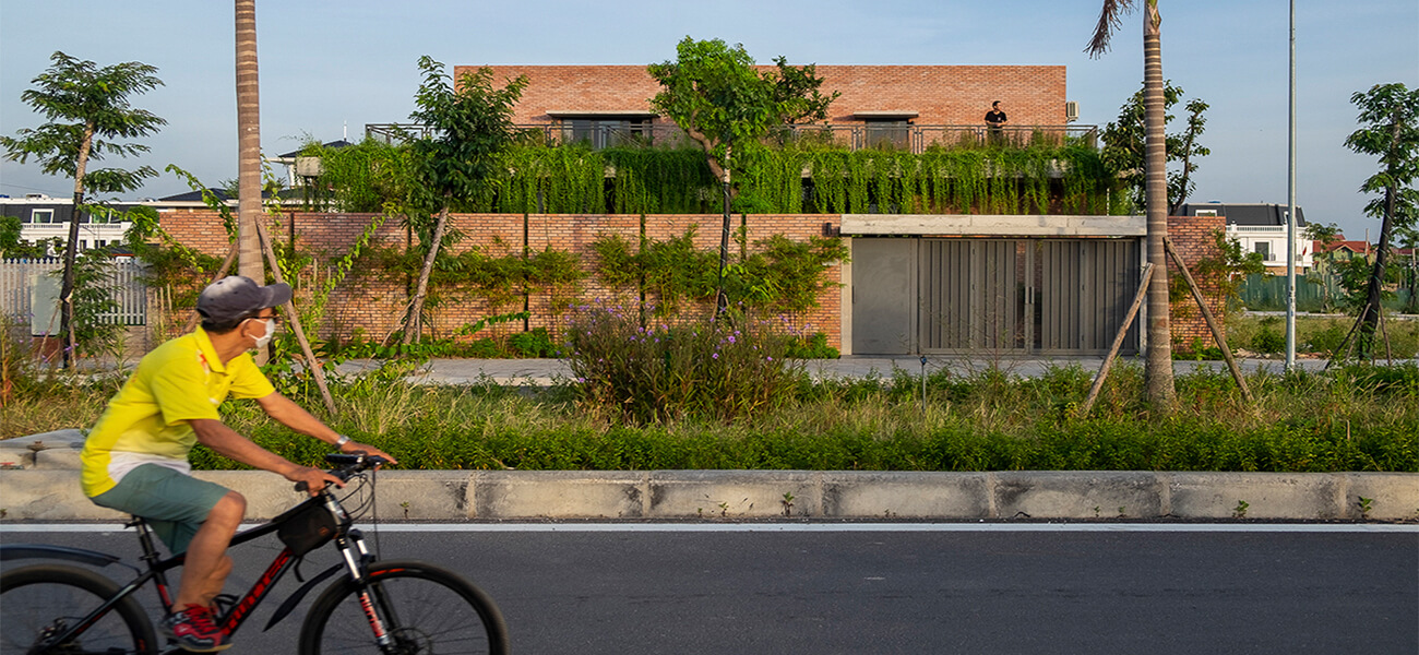 Mẫu nhà vườn độc đáo bằng gạch đỏ với rèm cây xanh bao phủ ở Quảng Ninh