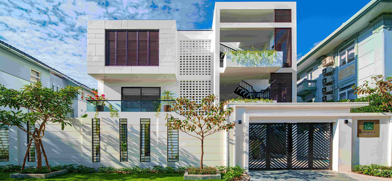 Mẫu thiết kế biệt thự 3 tầng lúc nào cũng sáng nhờ thiết kế thông tầng và cầu thang bên hông