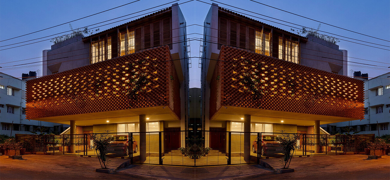 Mẫu thiết kế biệt thự 325m2 với nội thất làm từ bê tông và gạch nung, thiết kế bếp mở thông với sân