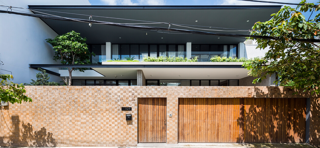 Mẫu thiết kế biệt thự phố ở Sài Gòn với hiên lửng tràn ngập ánh nắng