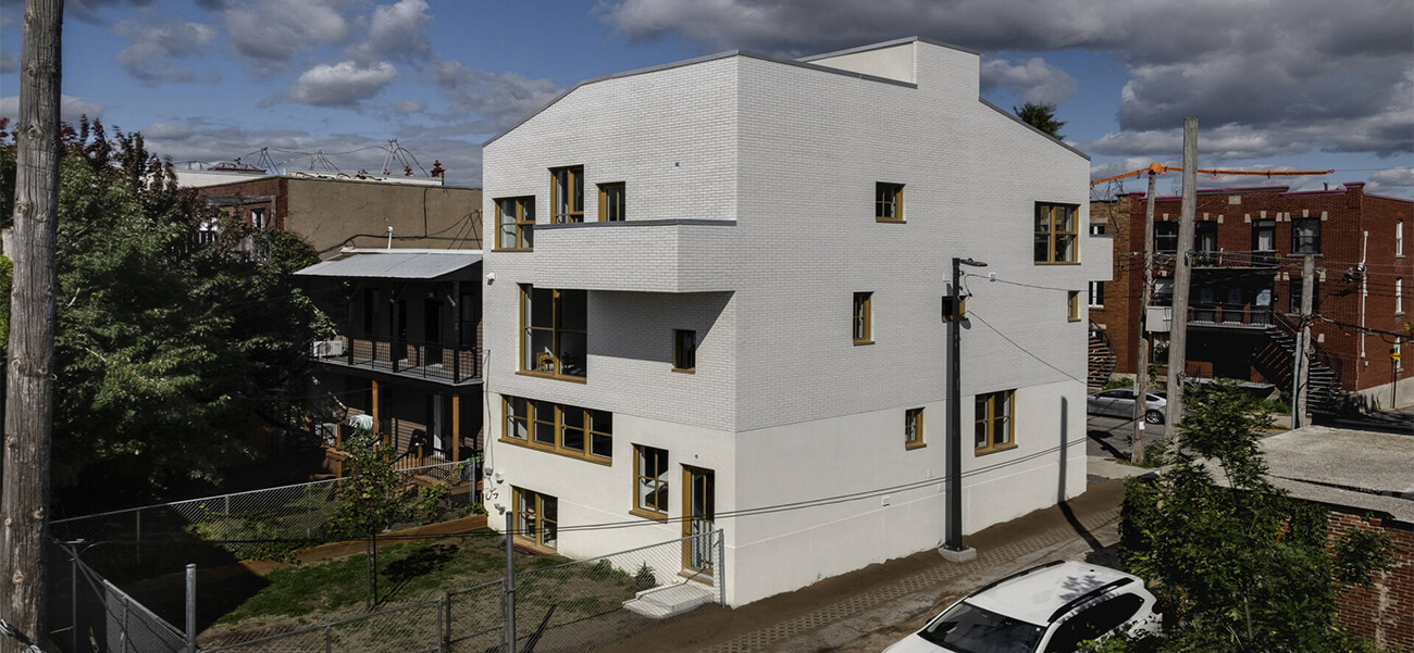 Mẫu thiết kế nhà phố đẹp cứ tưởng toàn bê tông mà bên trong lại sở hữu tới 3 khu vườn xanh mướt