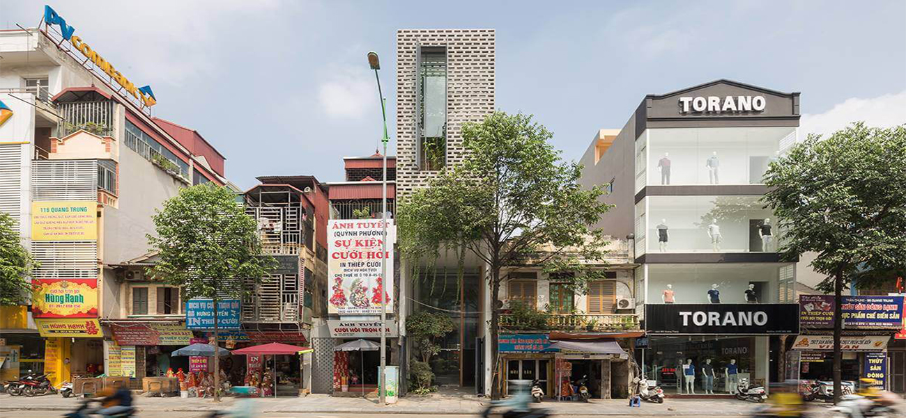 Mẫu thiết kế nhà phố với 2 lớp mặt tiền, tràn ngập nắng gió tự nhiên nhờ khoảng sân trong tách biệt