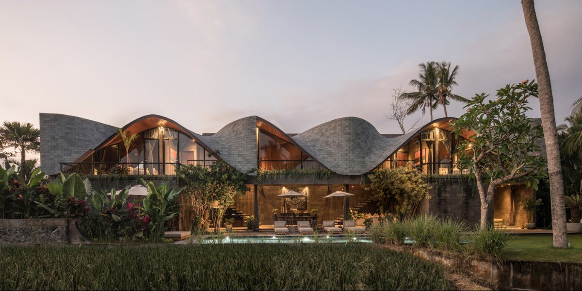 Ngỡ ngàng thi công xây dựng 'ngôi nhà alpha' với mái nhà lượn sóng ở đảo Bali