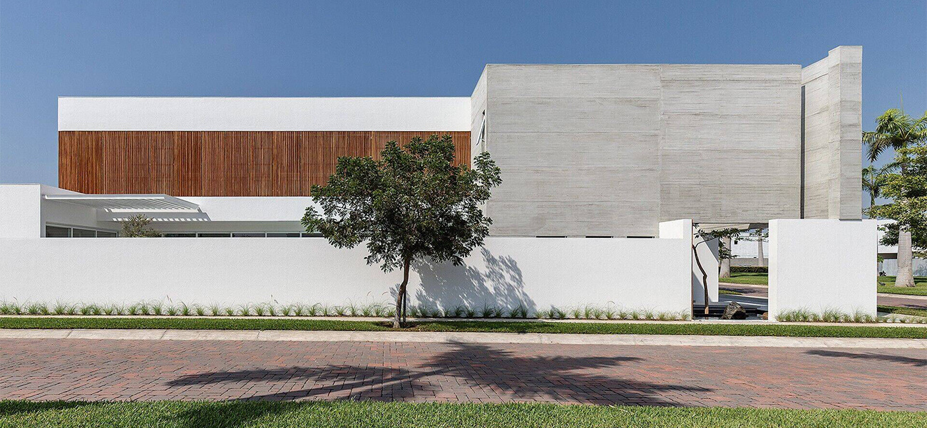 Ngôi biệt thự 2 tầng hiện đại với sắc trắng tinh khôi, thiết kế mở bên trong nhưng đóng bên ngoài