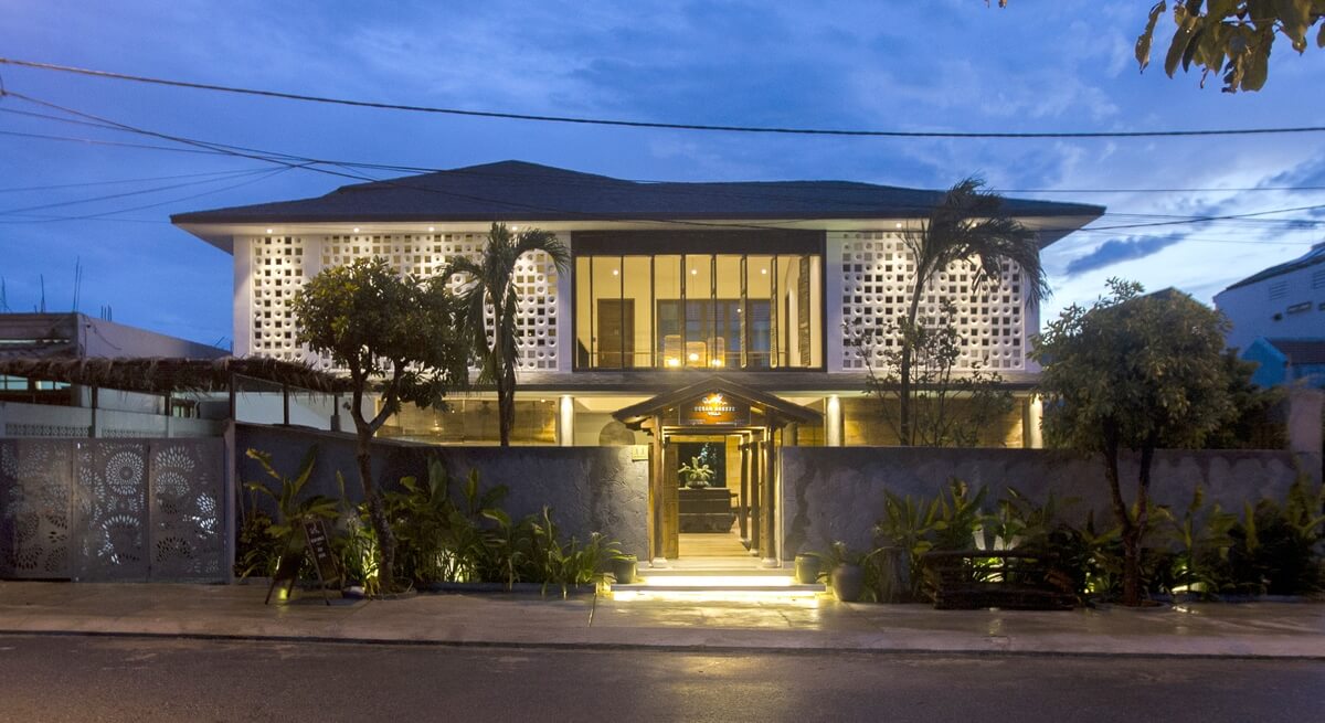 Ngôi biệt thự 2 tầng mái thái lấy gió biển bằng gạch hoa gió