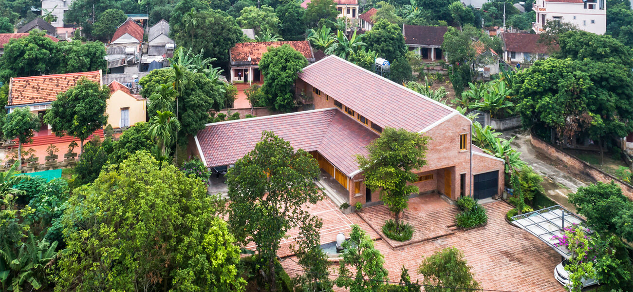 Ngôi biệt thự gỗ xoan mang vẻ đẹp truyền thống của làng quê Việt & giá xây biệt thự trọn gói