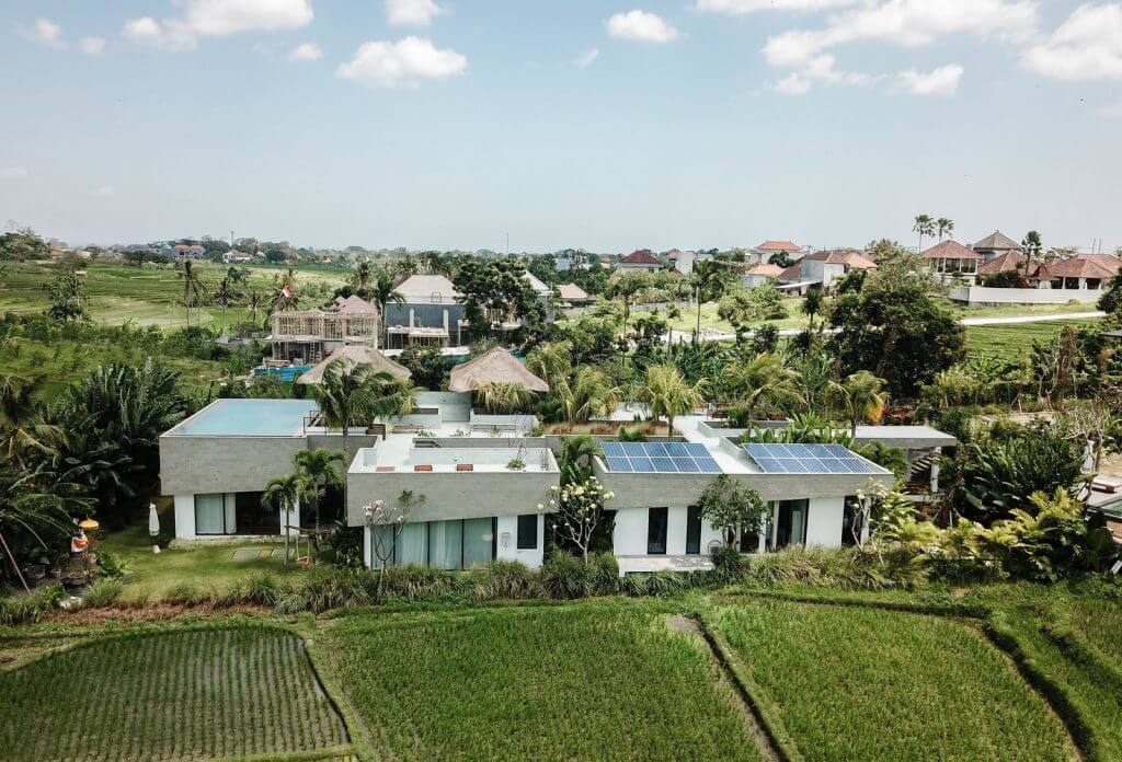 Ngôi biệt thự vườn 4 phòng ngủ được ngăn cách bởi cây xanh và tán lá tươi tốt