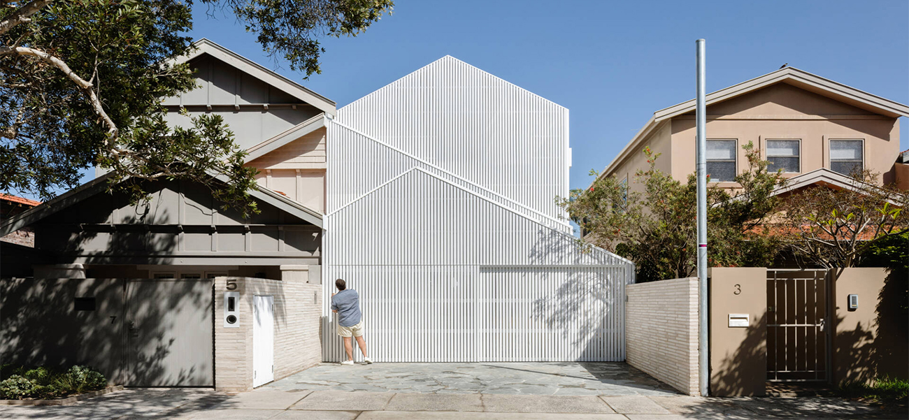 Ngôi nhà 2 tầng đẹp bắt chước diện mạo nhà hàng xóm nhưng cải tiến để phù hợp với gia chủ trẻ