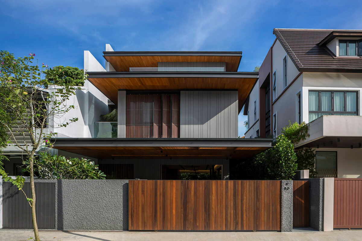 Ngôi nhà 3 tầng nổi bật nhờ mái hiên siêu rộng của công ty thiết kế nhà đẹp