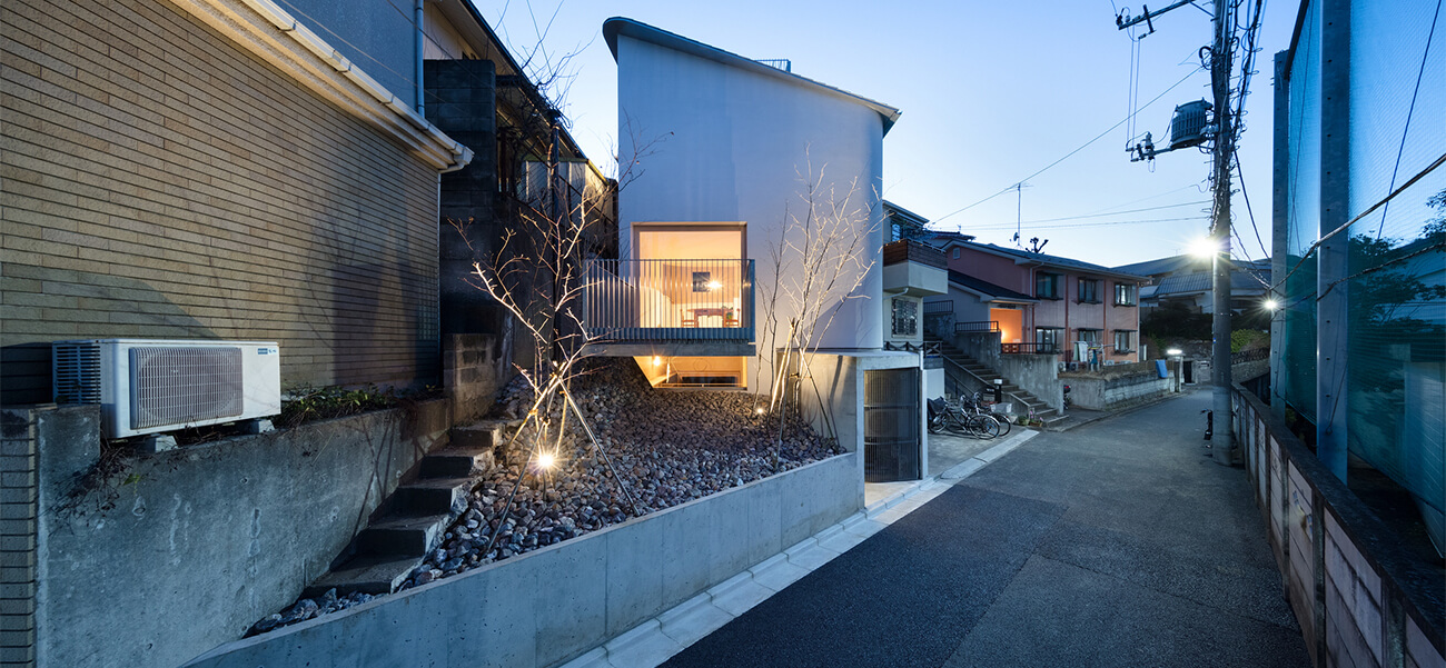 Ngôi nhà 4 tầng có thiết kế lơ lửng trên diện tích đất 50m2 và đơn xây nhà trọn gói