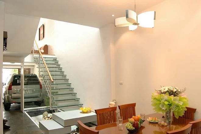 Ngôi nhà ấn tượng với cầu thang kính