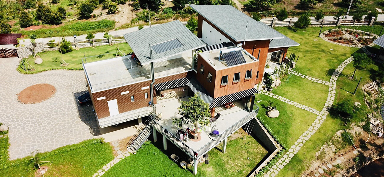 Ngôi nhà biệt thự đẹp rộng 10.000m2 nằm lưng chừng núi đẹp mê của cặp vợ chồng Sài Gòn