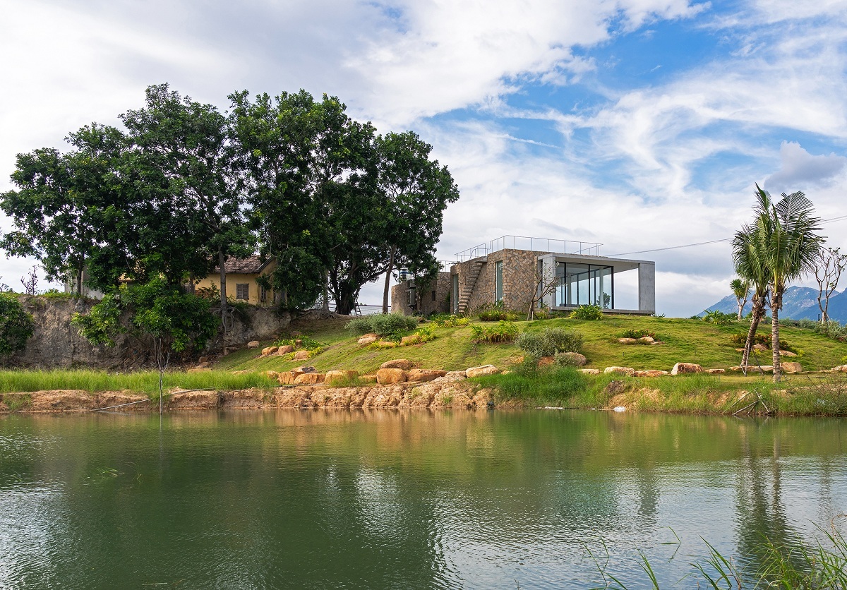 Ngôi nhà nửa nổi nửa chìm trên đồi đá