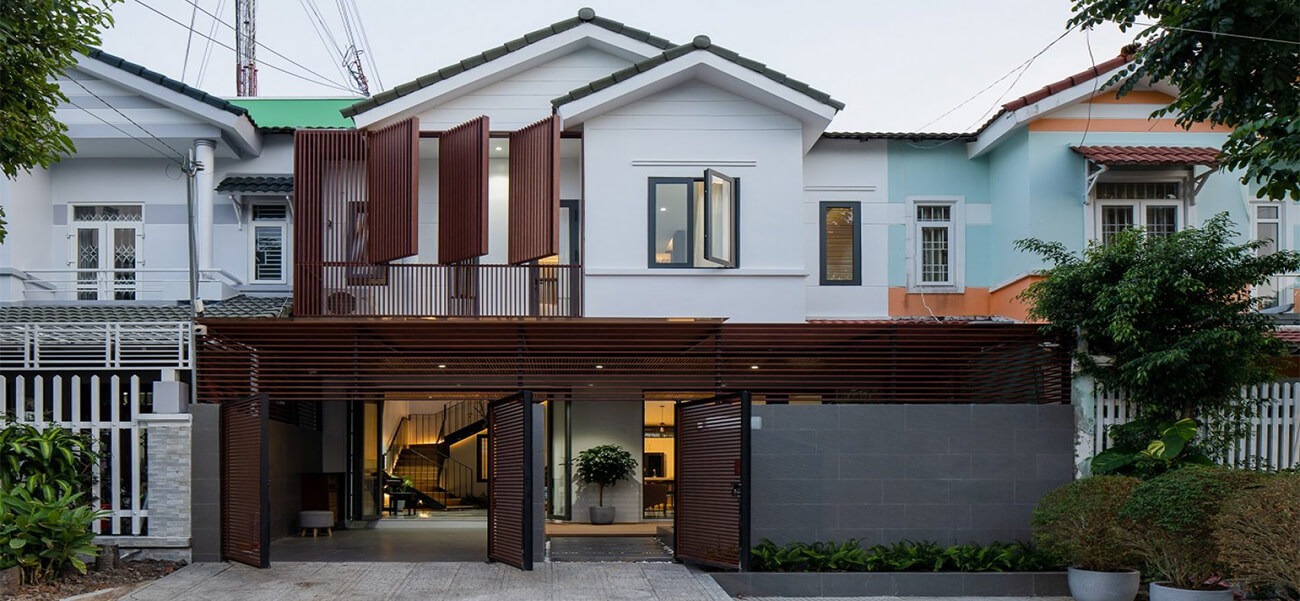Ngôi nhà phố 2 tầng tràn ngập nắng & gió qua hệ lam gỗ - Công ty xây dựng nhà phố