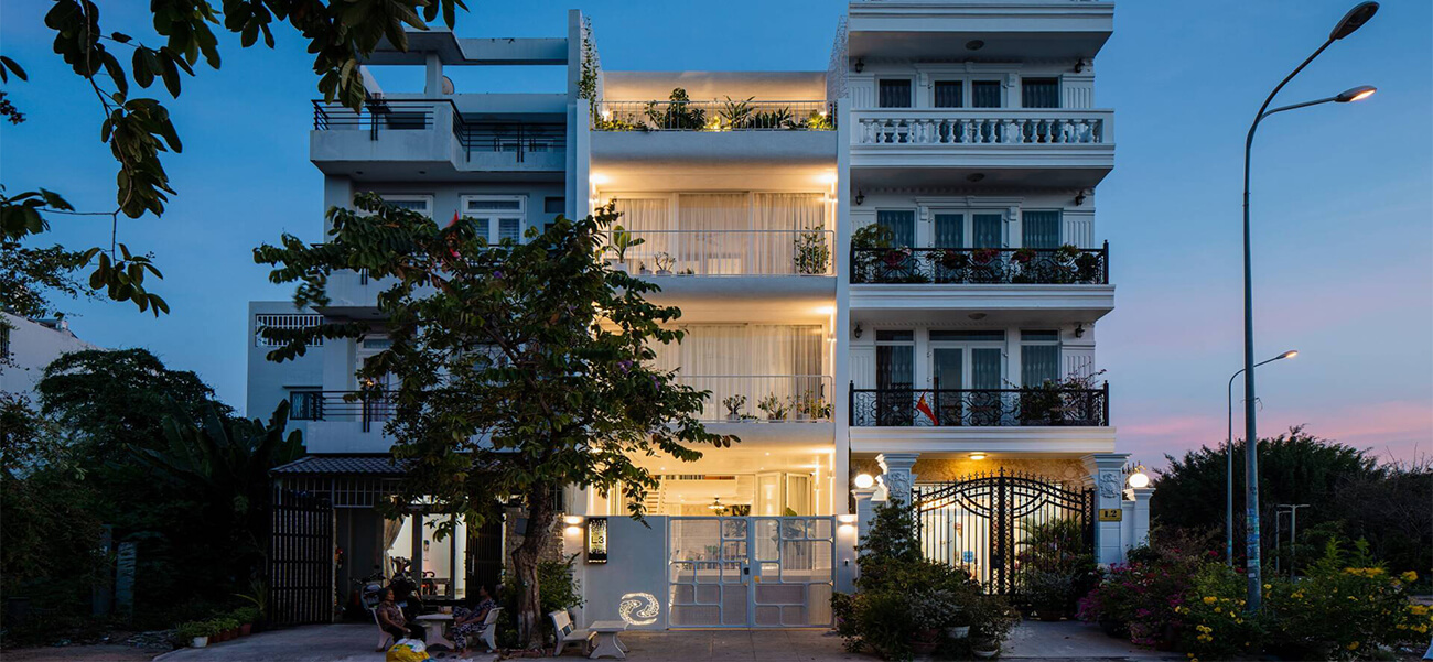 Ngôi nhà phố đẹp của gia chủ yêu màu trắng và thích những đường cong