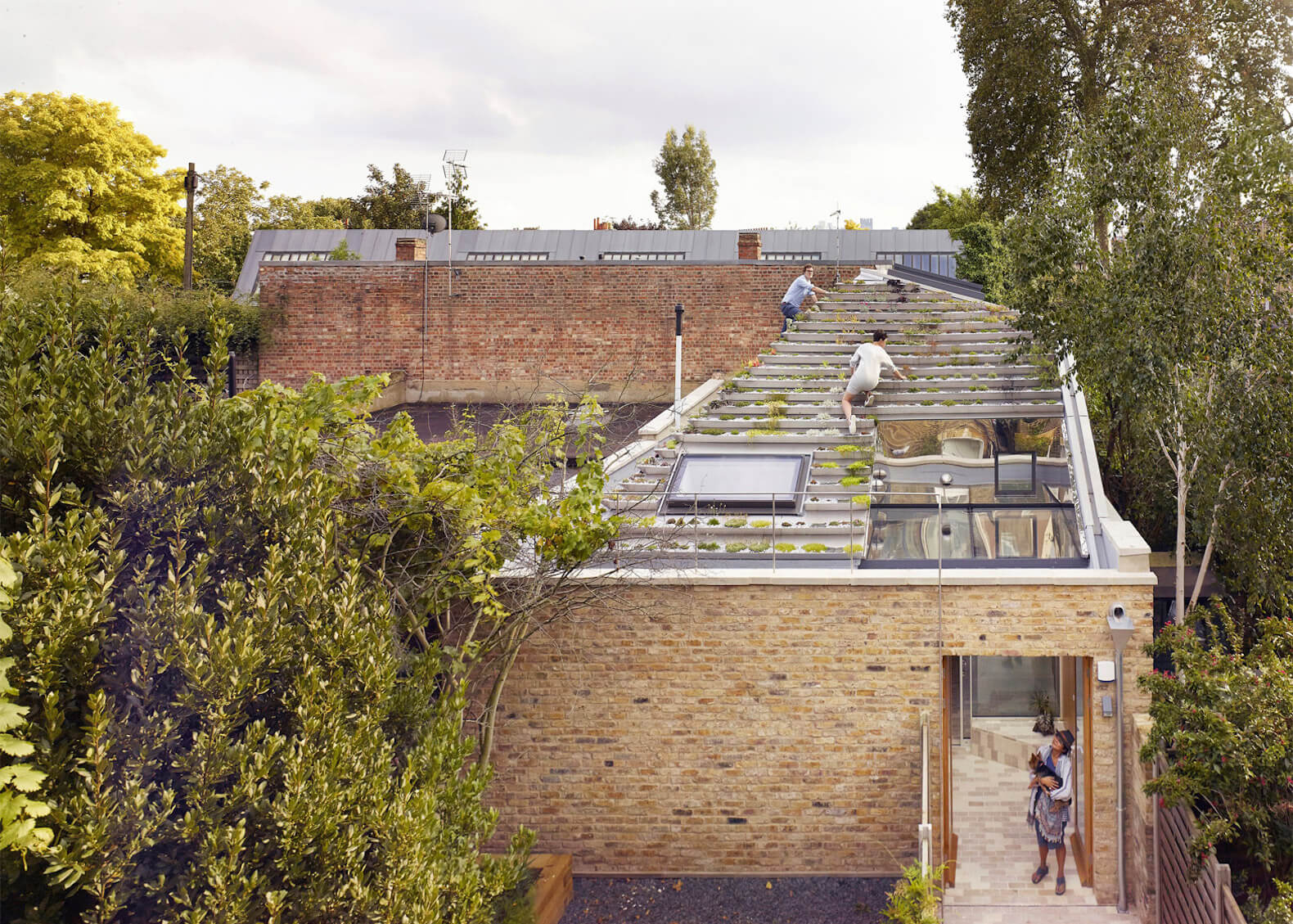 Ngôi nhà vườn đẹp có vườn rau xanh mướt trên mái của nhà thiết kế thời trang nổi tiếng