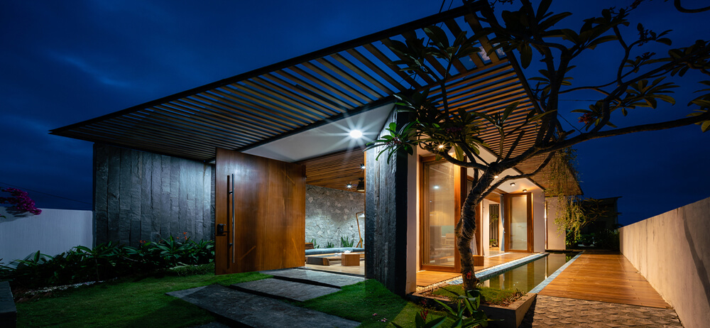 Nhà 1 tầng có hồ nước bên hông, giàn cây leo rủ bóng quanh năm