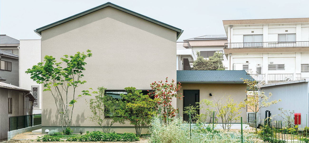 Nhà 2 tầng giản dị, bình yên, nơi ánh sáng ghé thăm từng góc nhỏ