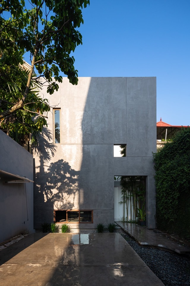 Nhà ngập nắng gió sau tường bao cao 9 mét