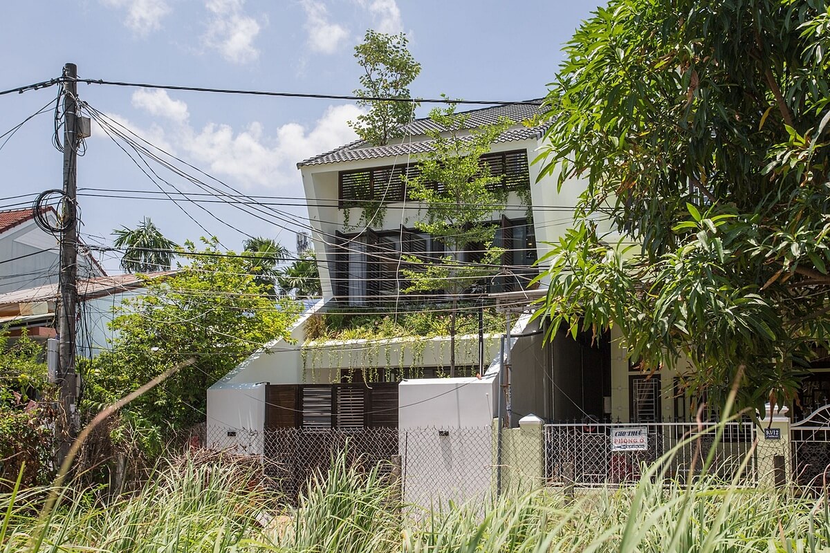 Nhà ống ngập ánh sáng nhờ mảnh vườn hình tam giác và giá thiết kế nhà phố